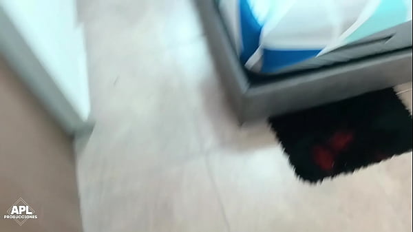 Me gusta acompañar a mi hermanastra mientras llega su esposo, pero esta vez le di una buena follada porque estaba muy sexy con su lenceria